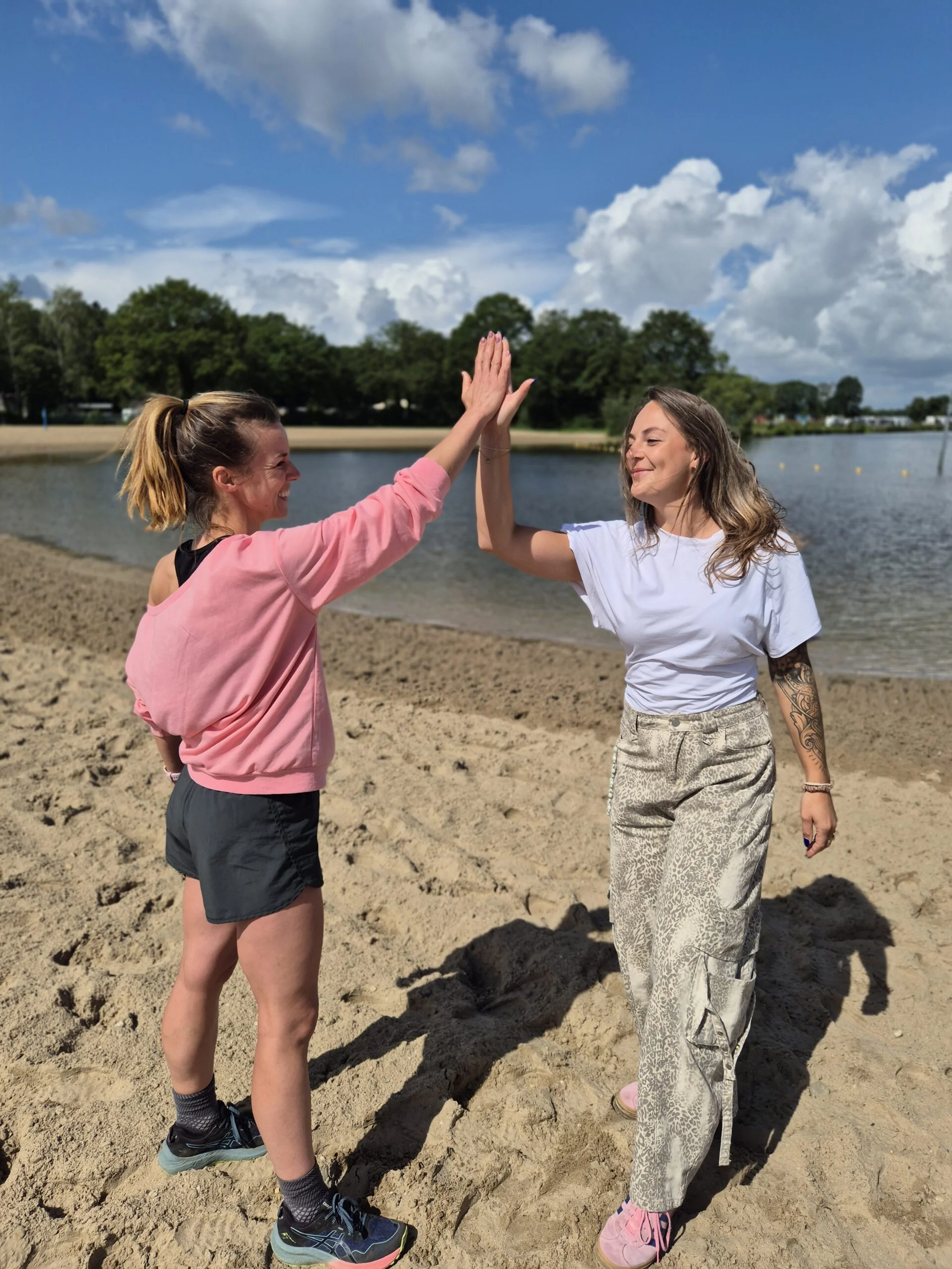 Karin en Linda bij de Agnietenplas in Zwolle